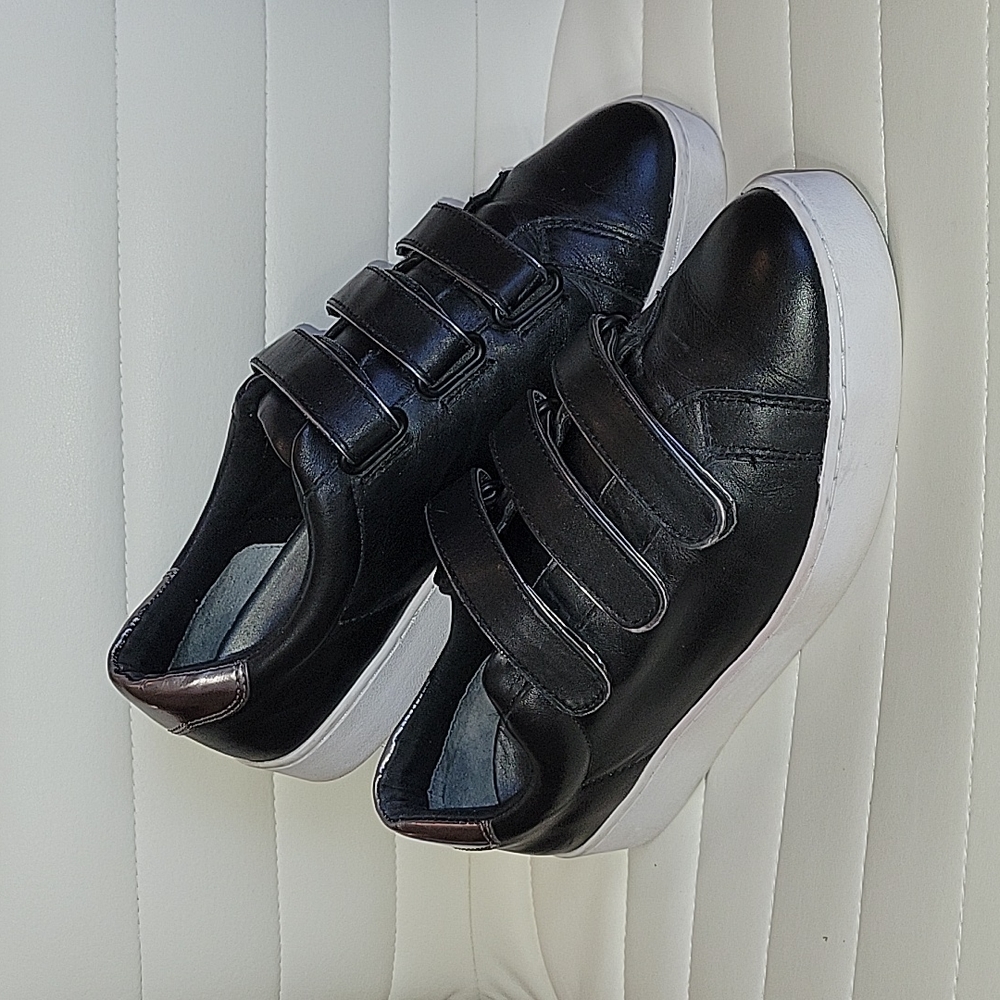 Black Vionic Splendid Bobbi 3 Strap Sneakers, 9